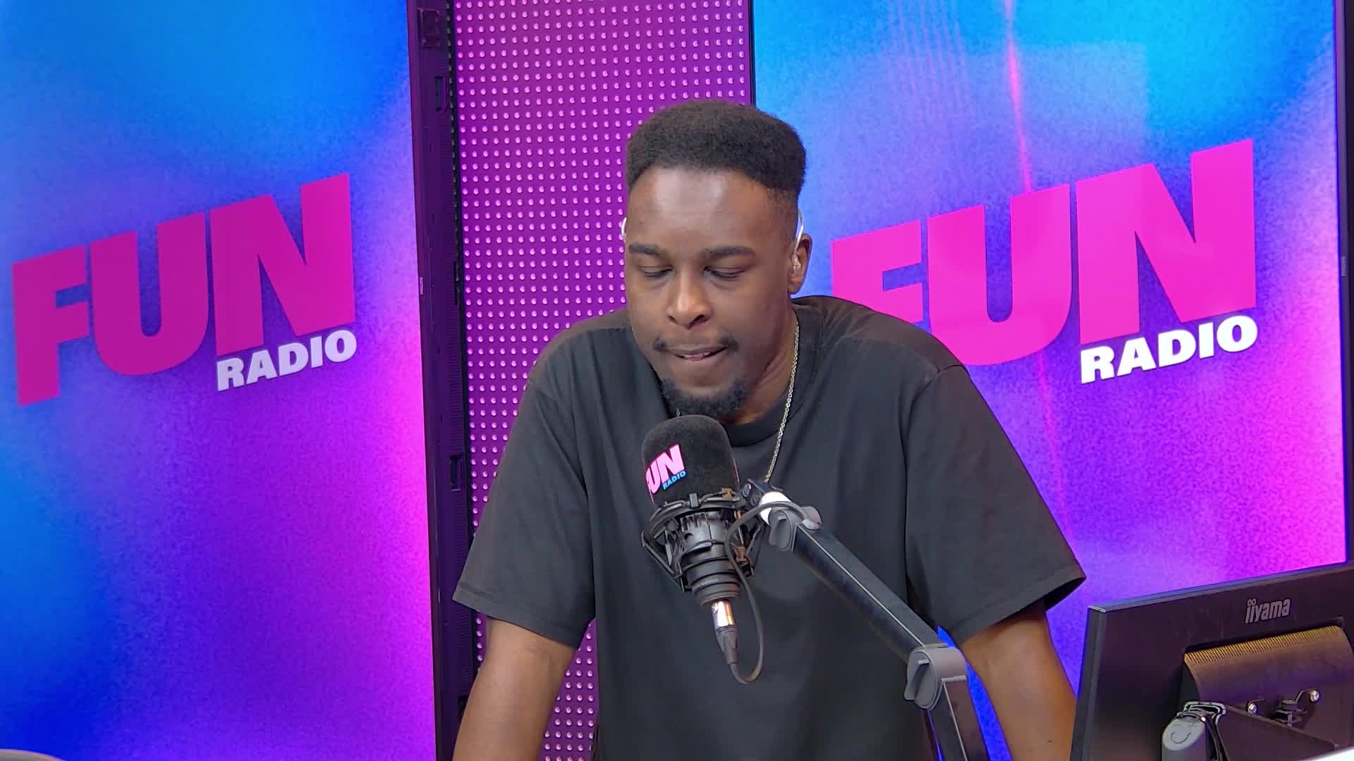 Ivan accueille le premier auditeur à l'antenne... mais c'est le chaos total