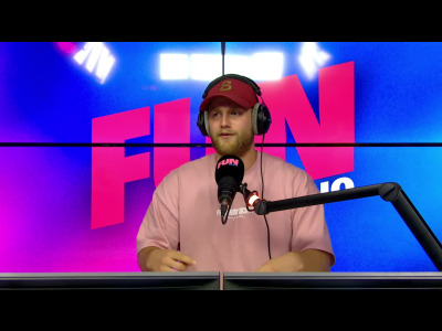 Scott apporte une lasagne à Sarah et elle est heureuse