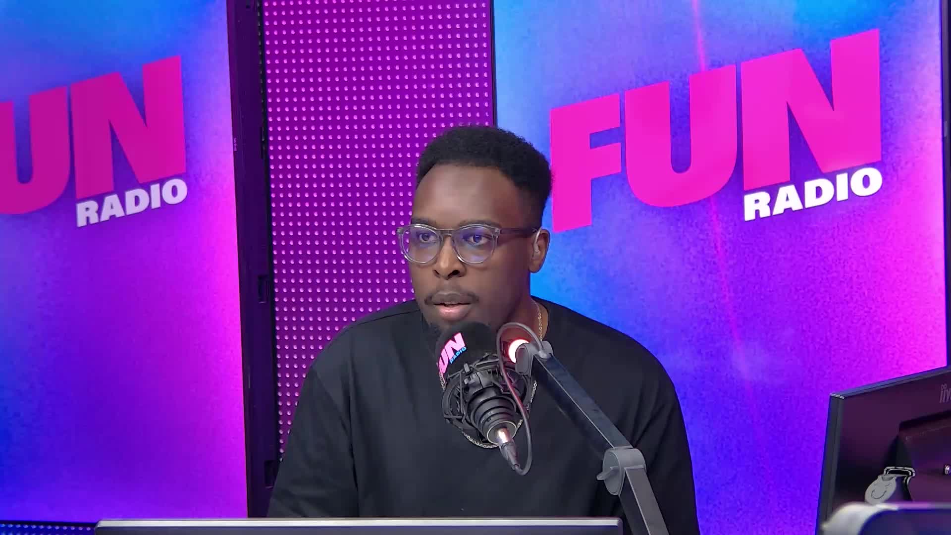 Ivan essaie de convaincre Sarah de venir voir un film d'horreur avec lui